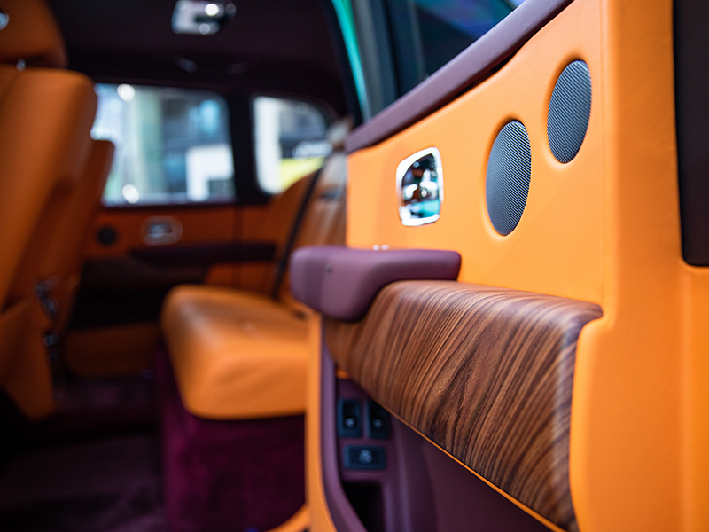 رولز-رويس كالينان تصل إلى دبي بلون أخضر فريد وجريء